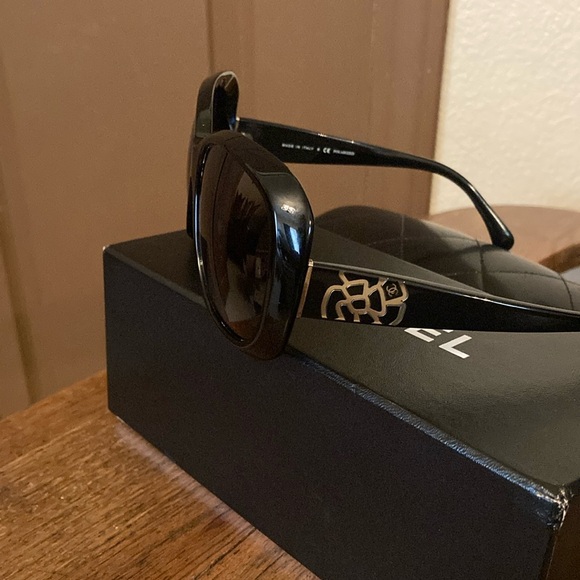 Chanel Camellia Black and Gold Polarized Sunglasses Like New! - Picture 4 of 15